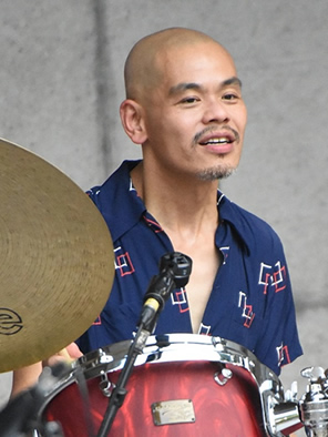 江藤良人 Yoshihito Eto（Drums）